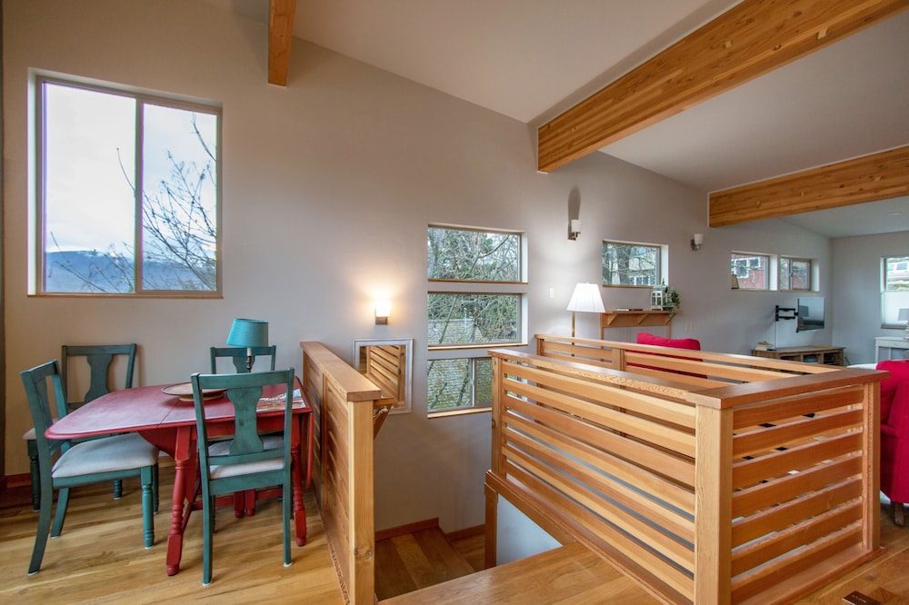Blackberry Bramble 3 Bedroom Home by RedAwning