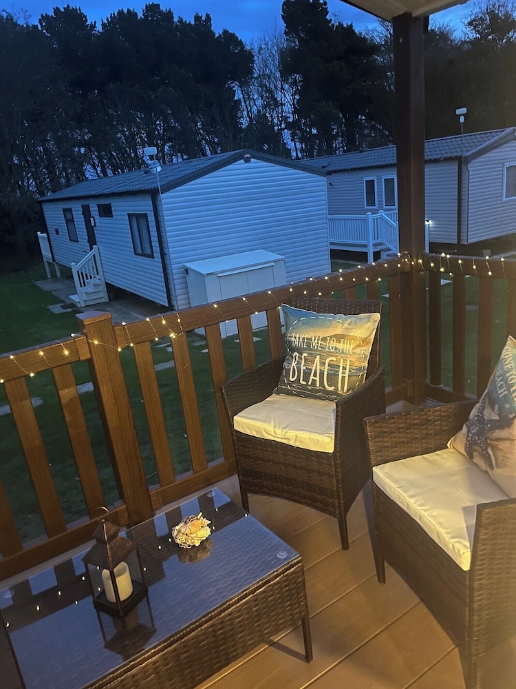 2-bed Cabin, Sleeps 4 in Cayton Bay