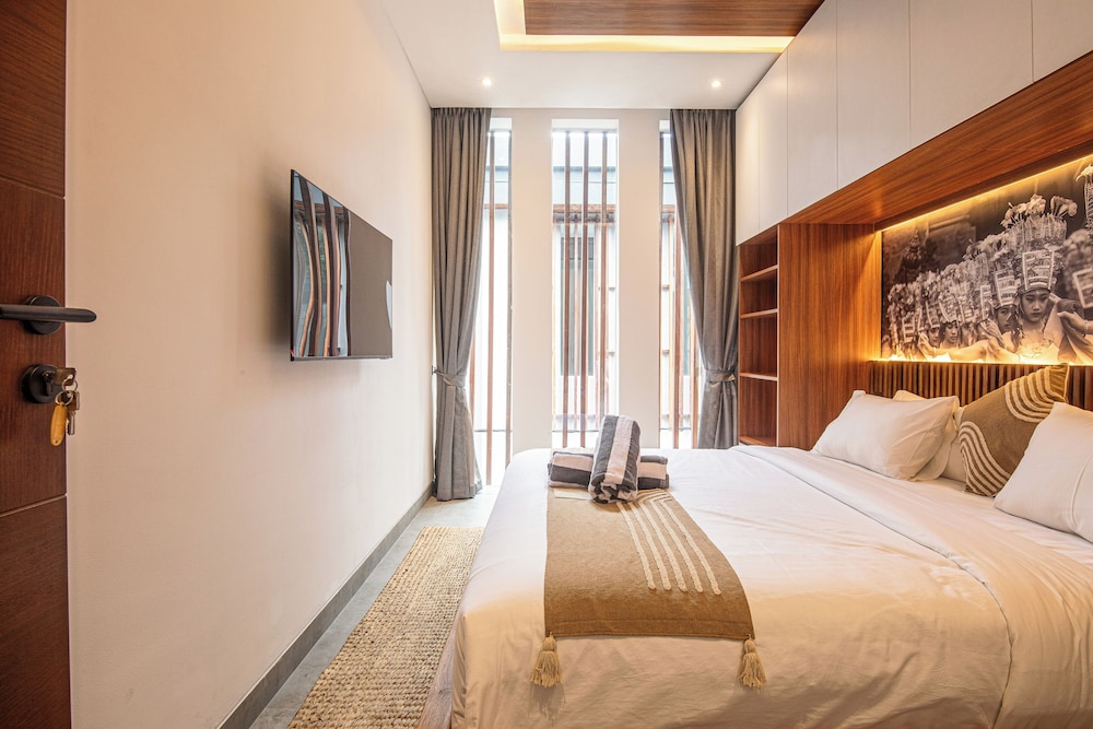 Enchanting 5BR Canggu Villa Moments to Sea