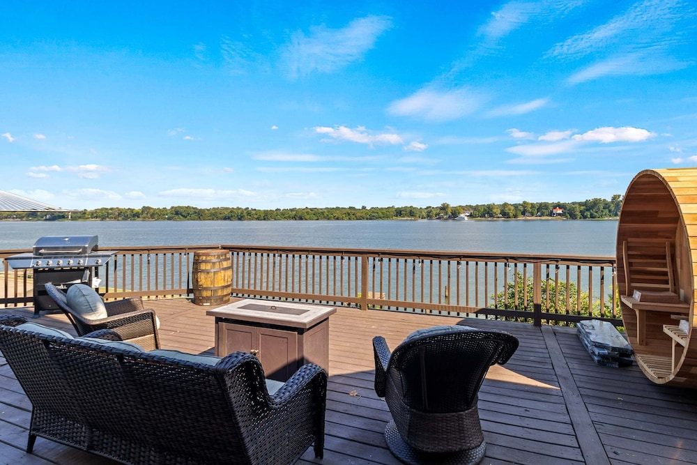 Renovated River Home Hot Tub Sauna Game Room