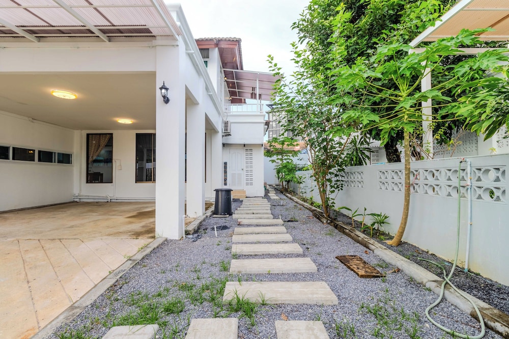 4BR with Pool Family BBQ Near Mall V260