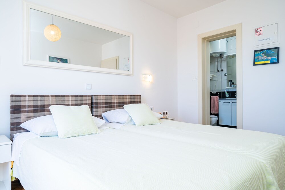 Jele Rooms