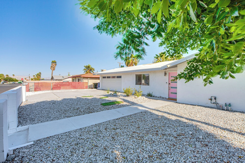Outdoor Oasis w/ Pool: Pink Palm Springs Paradise!