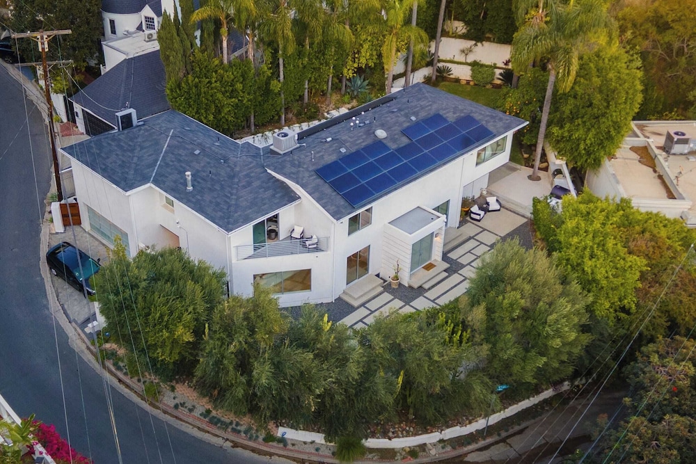 Luxury Hollywood Hills Home With Pool, Outdoor Dining & Iconic Views Skyline Chalet