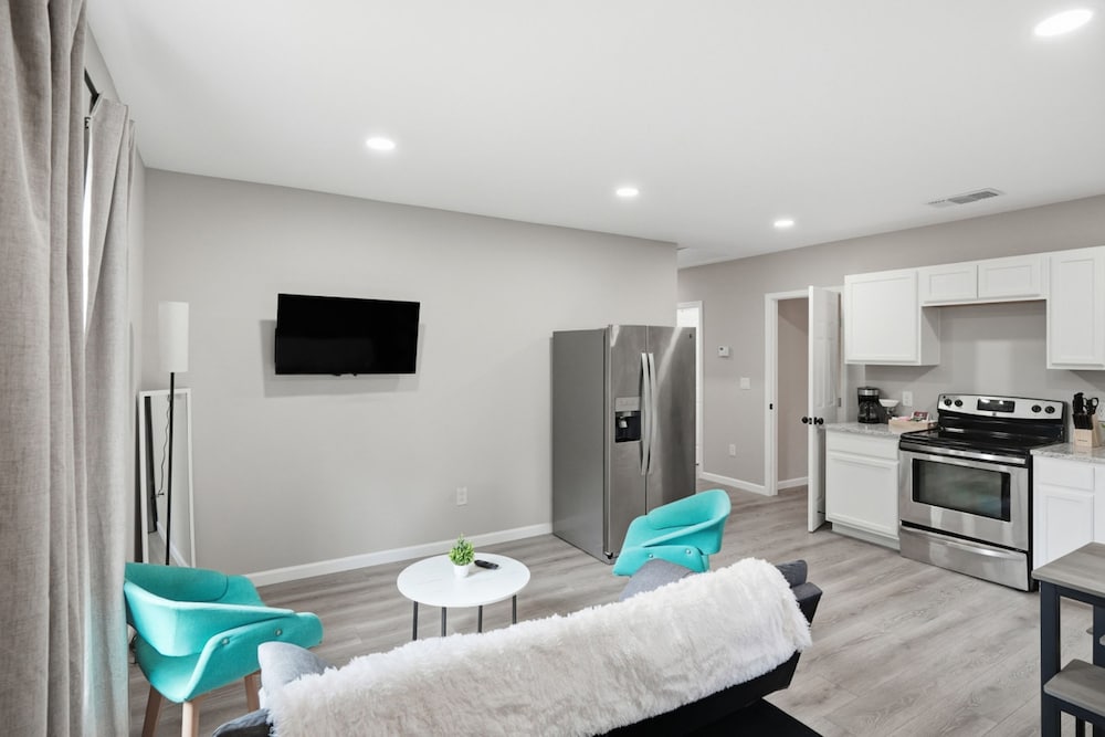 Cozy 3BR Suite Insuite Laundry Min to Downtown