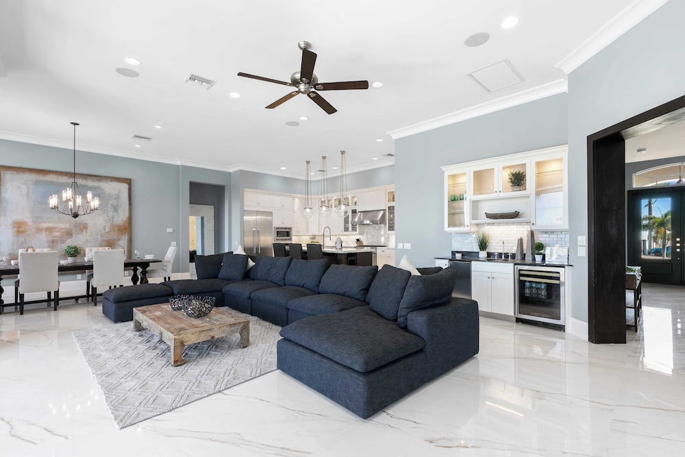 Marco Polo by Avantstay Waterfront 5bdr, Pool, Spa, Fire Pit, Walk to Beach