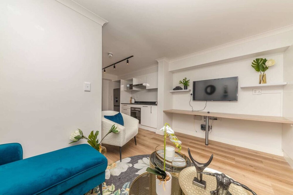 Colourful and Cosy Studio Apartment in Newlands view 2