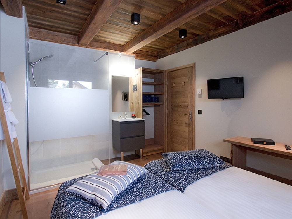 Chalet in Les Deux Alpes With Heated Pool