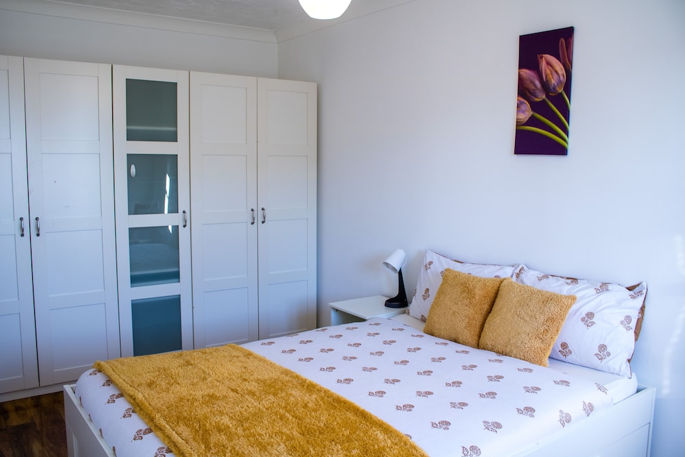 Charming 2-bed Fully Furnished Apartment in London view 5