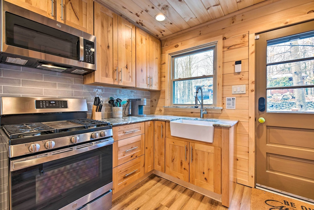 Lake Ariel Cabin w/ Community Pool & Lake Access! view 3