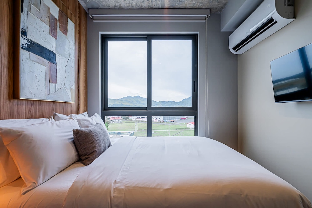 w Trendy 2BR w Balcony in the Heart of Centriqo