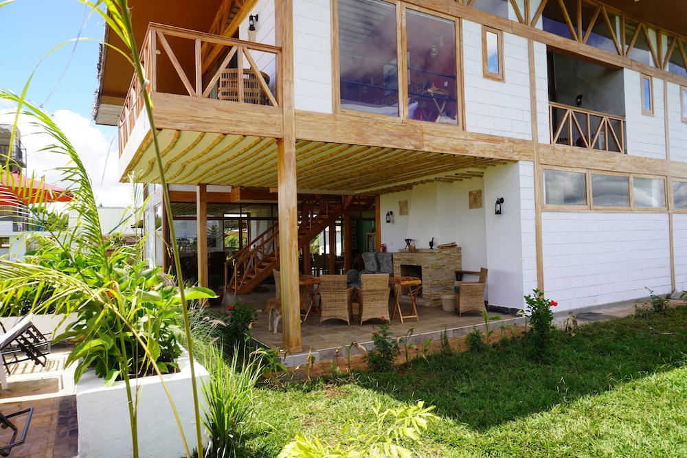 Moyoni Africa Lodge & Tours