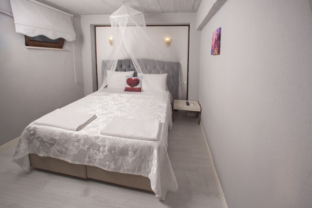 Iola Otel - Image 9