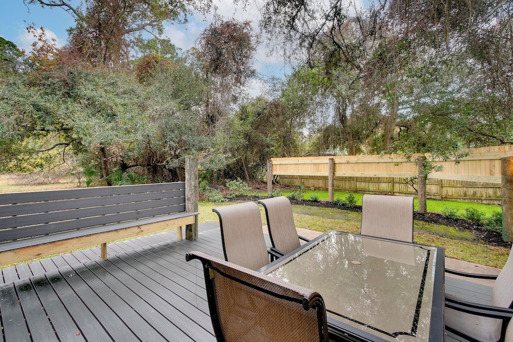 Bright Jekyll Island Home w/ Deck < 1 Mi to Beach