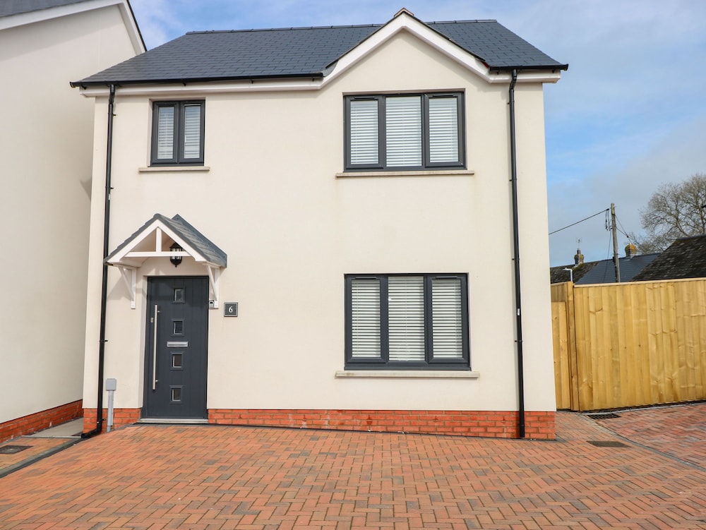 Lunaroxx, 6 Meadow Gardens, Kilgetty