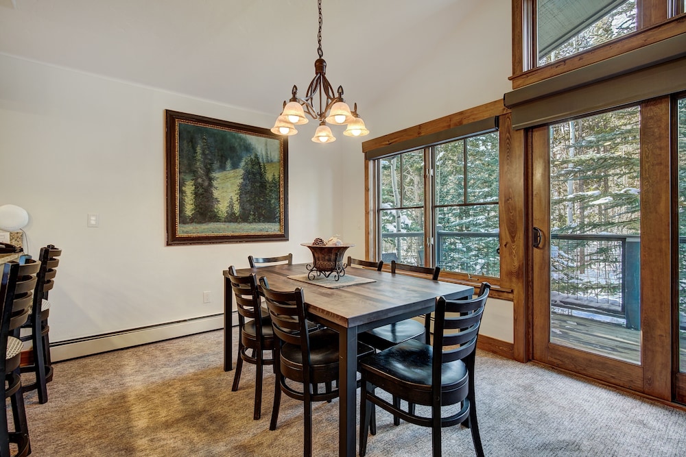 Spacious Upstairs Townhome With Private Garage 2 Bedroom Condo