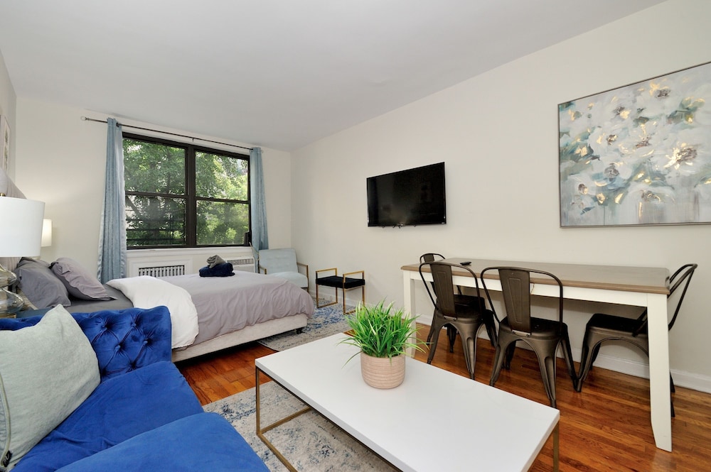 Charming UES Studio Walk to Subway Central Park