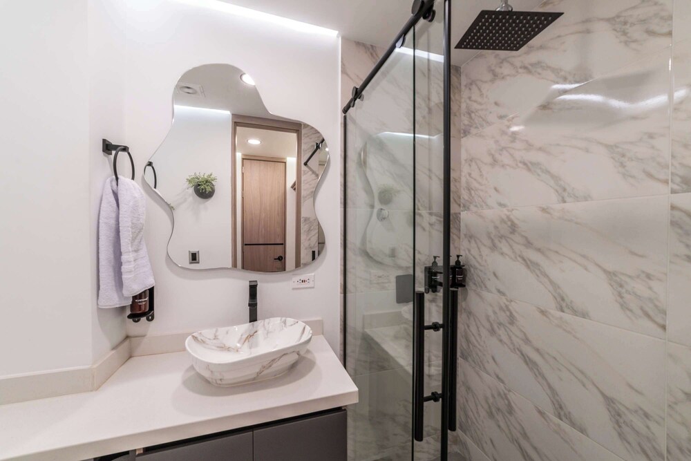 w Elegant 3BR w Outdoor Balcony