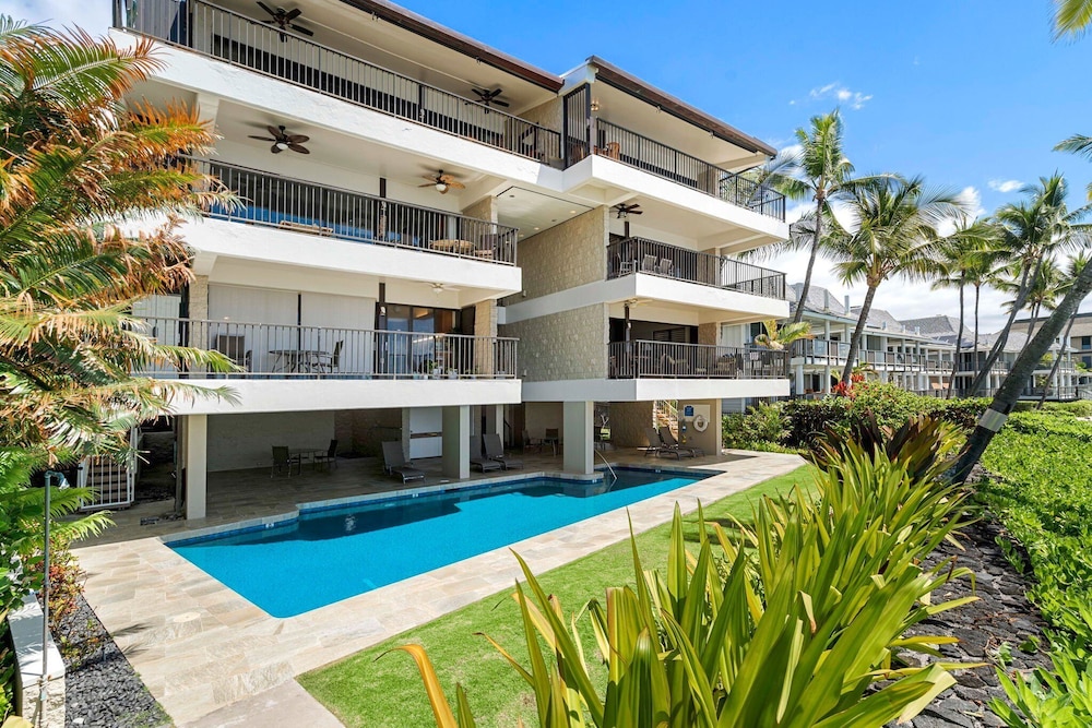 Oceanfront Elegance 2BR w/ Panoramic Views, Pool, Lanai + Concierge - Vrkcv