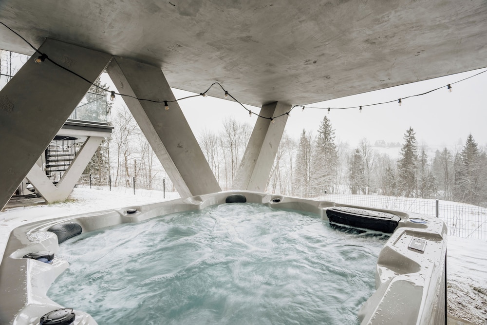 Crystal Pine Spa - LoftAffair Collection