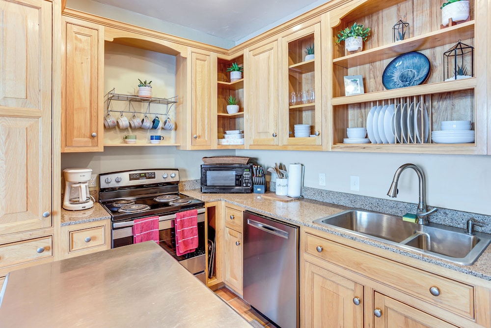 Walk to Hot Springs: Updated Retreat in Dtwn Ouray