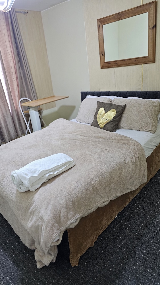 Beautiful 1-bed House in Leeds view 5