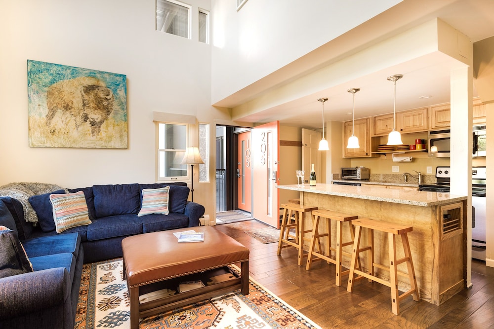 Fifth Avenue Condominiums by Frias