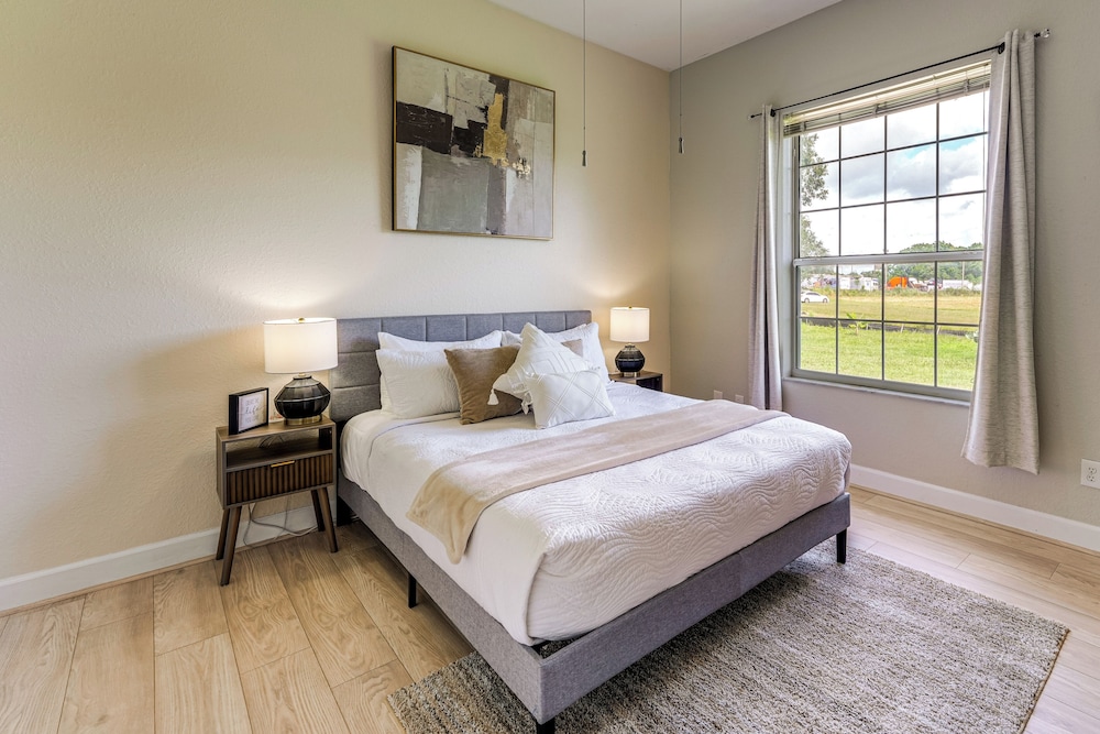 Game, Swim & Unwind: Lakeside Retreat Near Disney