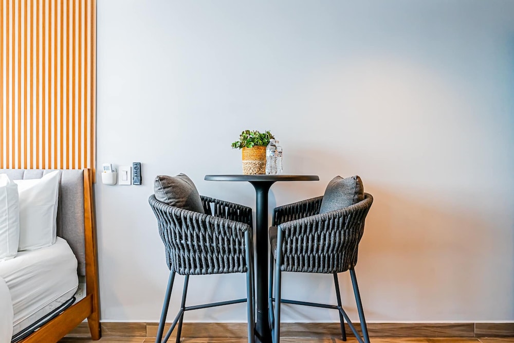 w Stunning 2BR w Great Deco in Centriqo