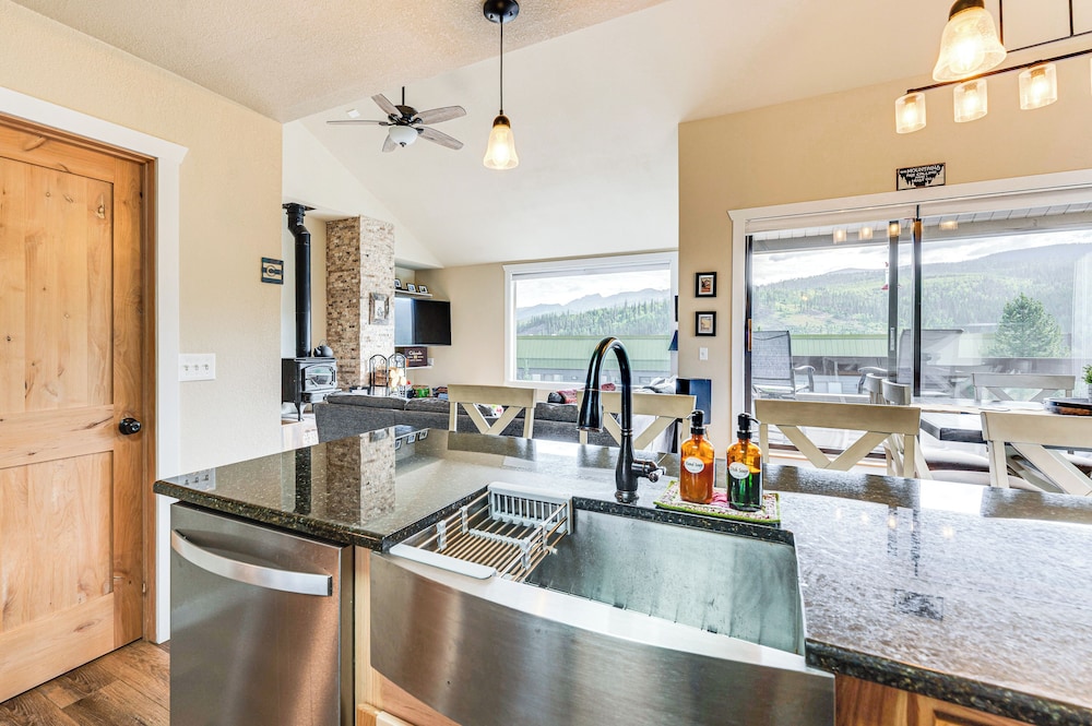 2 Mi to Winter Park Slopes: Mtn-view Condo!