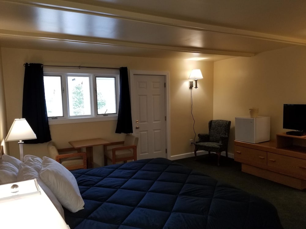 Captain's Quarters Motel - Property Image 51