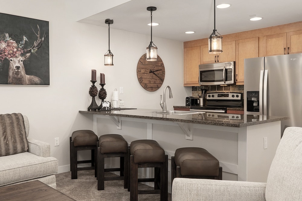 Premium Unit 4663 - One Bedroom w/Full Kitchen - Fraser Crossing/Founders Pointe 1 Condo