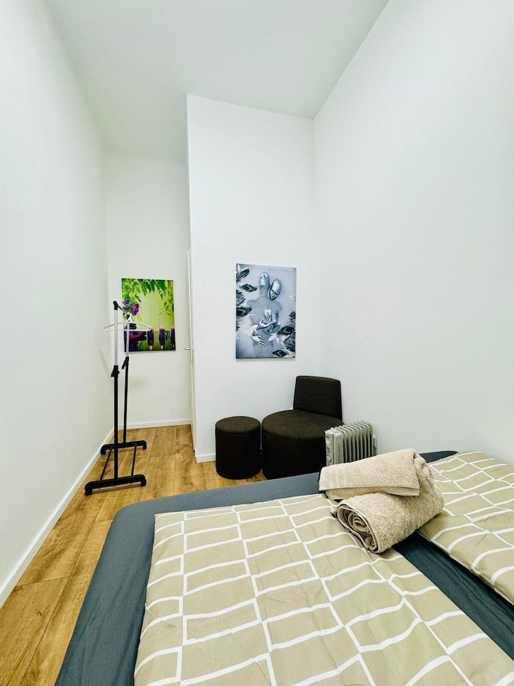9BR Apt for 18P Walk to Augarten