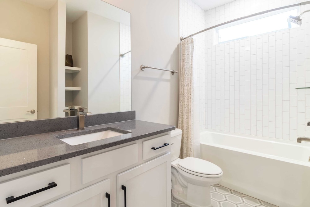 Monty by Avantstay 4bdr 4ba, Balcony w/ Outdoor Seating, 5mins to DT