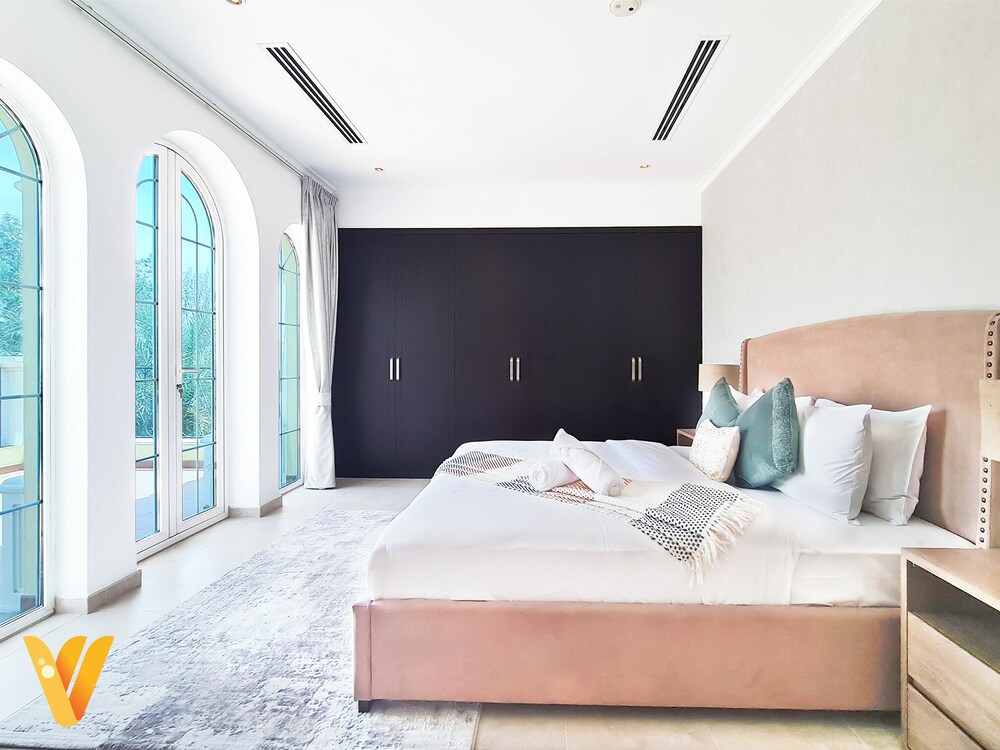 Venduras- Luxe 3BR Villa Jumeirah Park