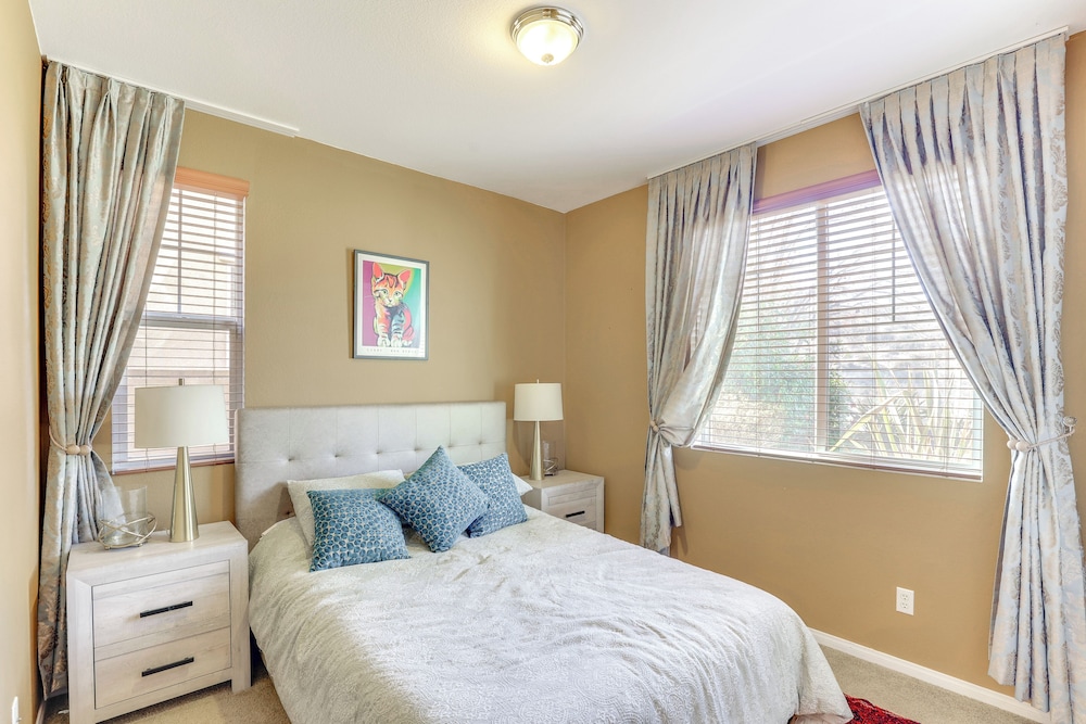 14 Mi to Old Town Temecula: Luxe Fallbrook Home!