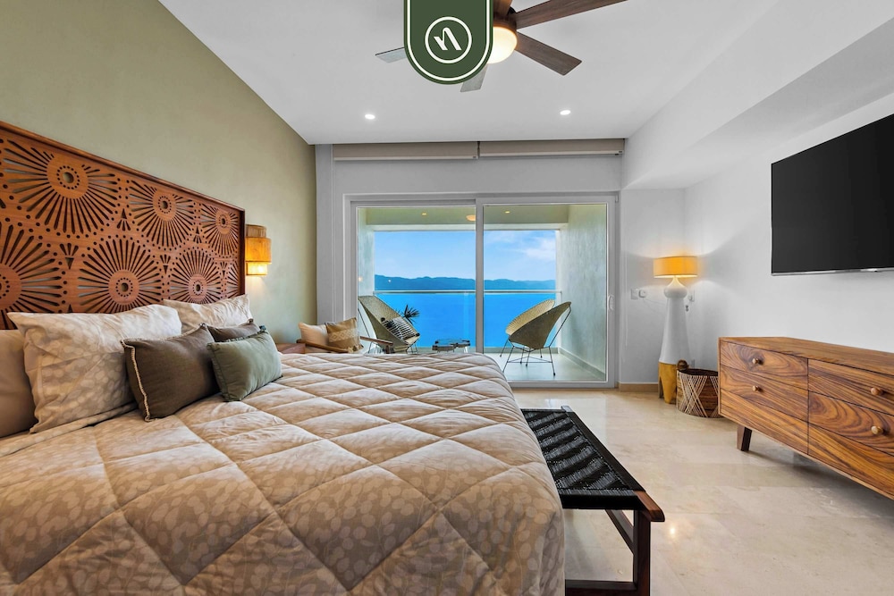 Luxury 4 BR Condo Amazing Views - Beach - Pools