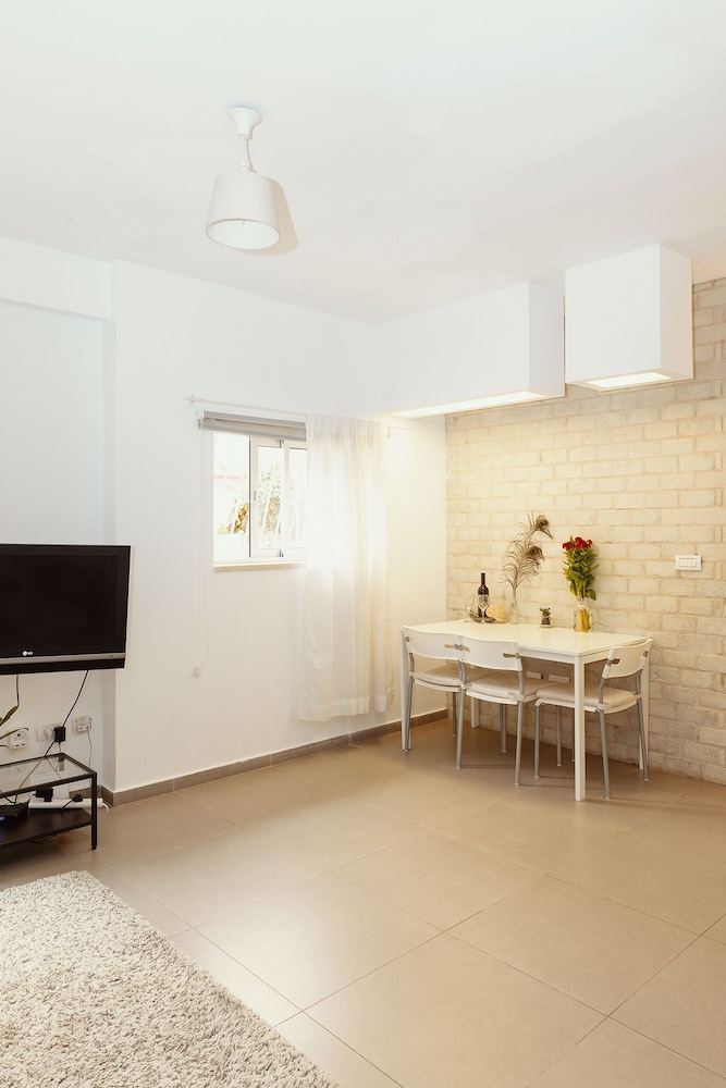 2Rooms Perfect Location 1Min to Beach
