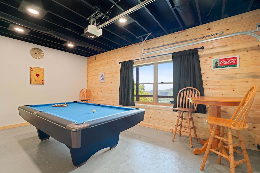 Breathtaking Hideaway 5 Bedroom Cabin