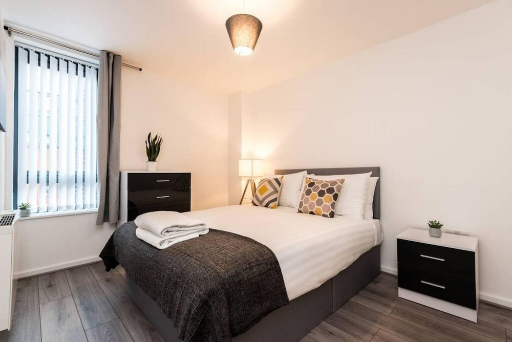 Host Apartments Oldham Place view 3