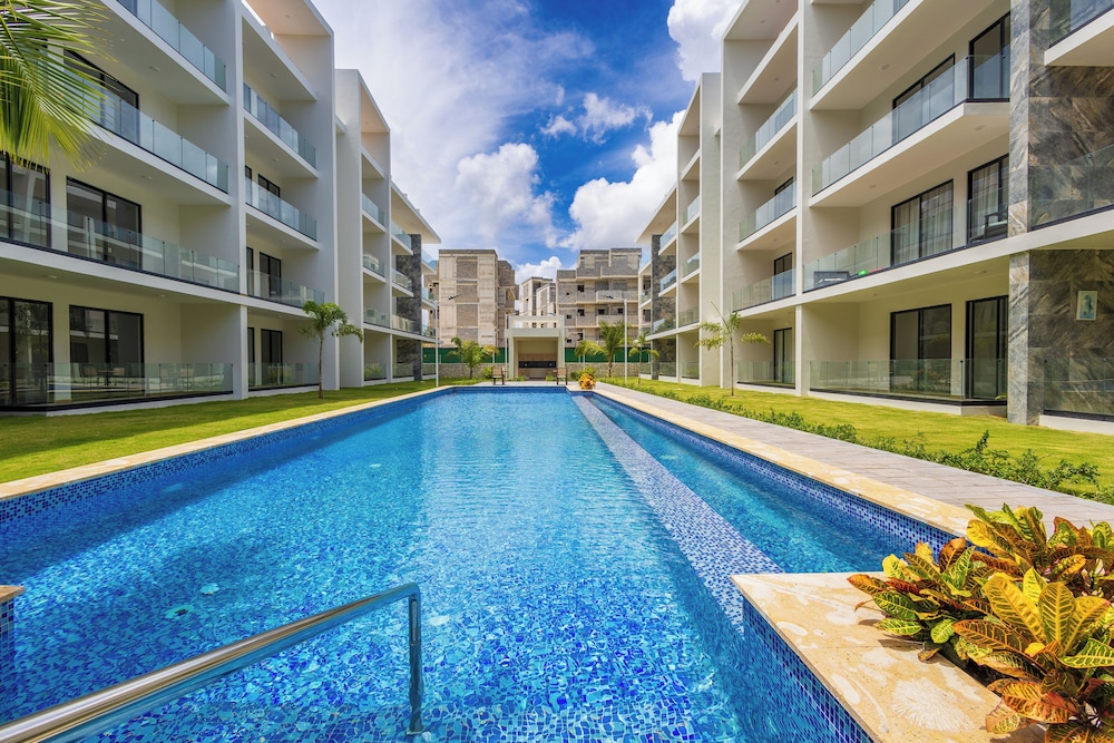 Tropical 2BR Retreat - Terrace, BBQ and Pool