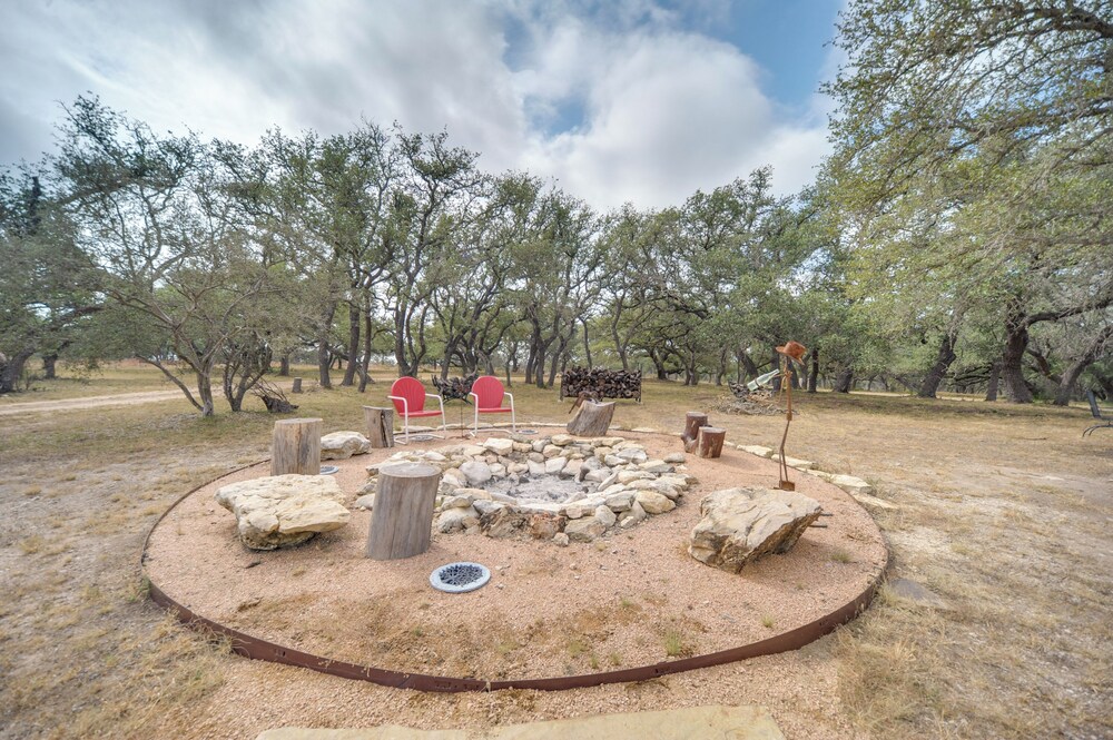 11 Mi to LBJ State Park - Couples Cabin Retreat!
