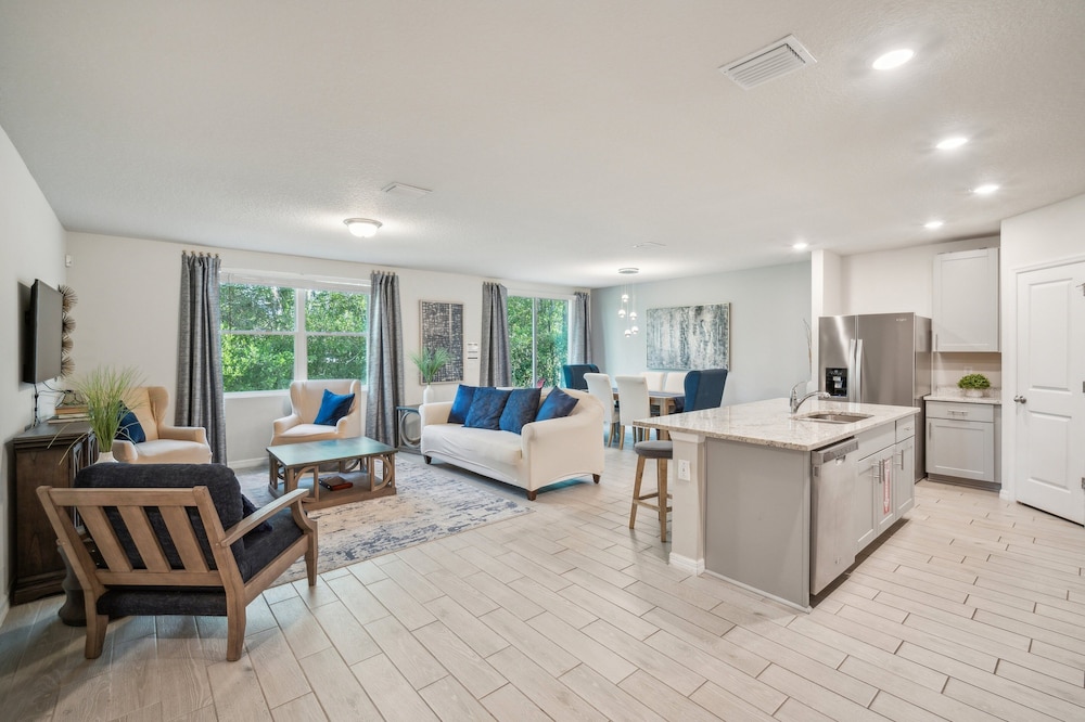 Relaxing Pet-friendly Spring Hill Escape 4 Bedroom Home