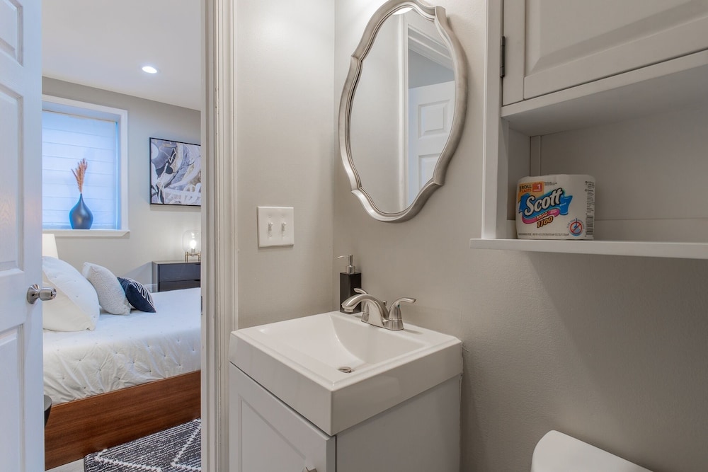 Baltimore's Home Away From Home 2 Bedroom Apts by Redawning - Property Image 8