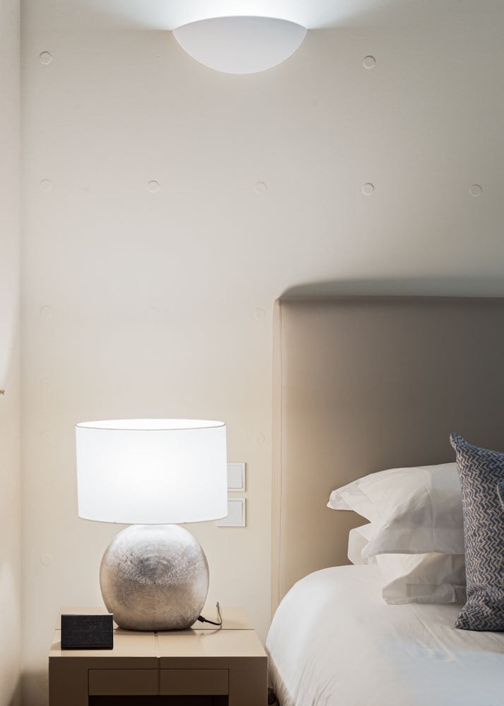 33 Solonos Suites