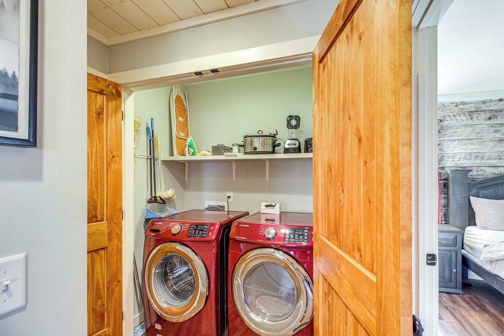 Hot Tub & Movie Room: Updated Cabin in Ellijay!