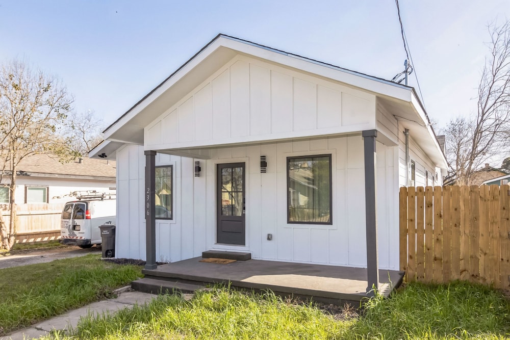 Stylish 4BR Home Mins to Downtown River Walk