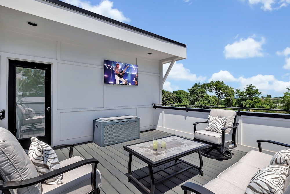 Soprano-private Rooftop-gr8 Walking Location