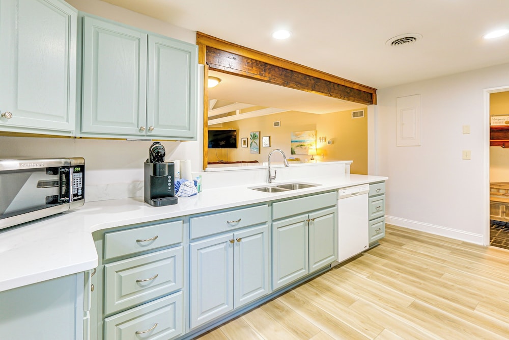 Pool Access + Pet Friendly: Condo in Hilton Head