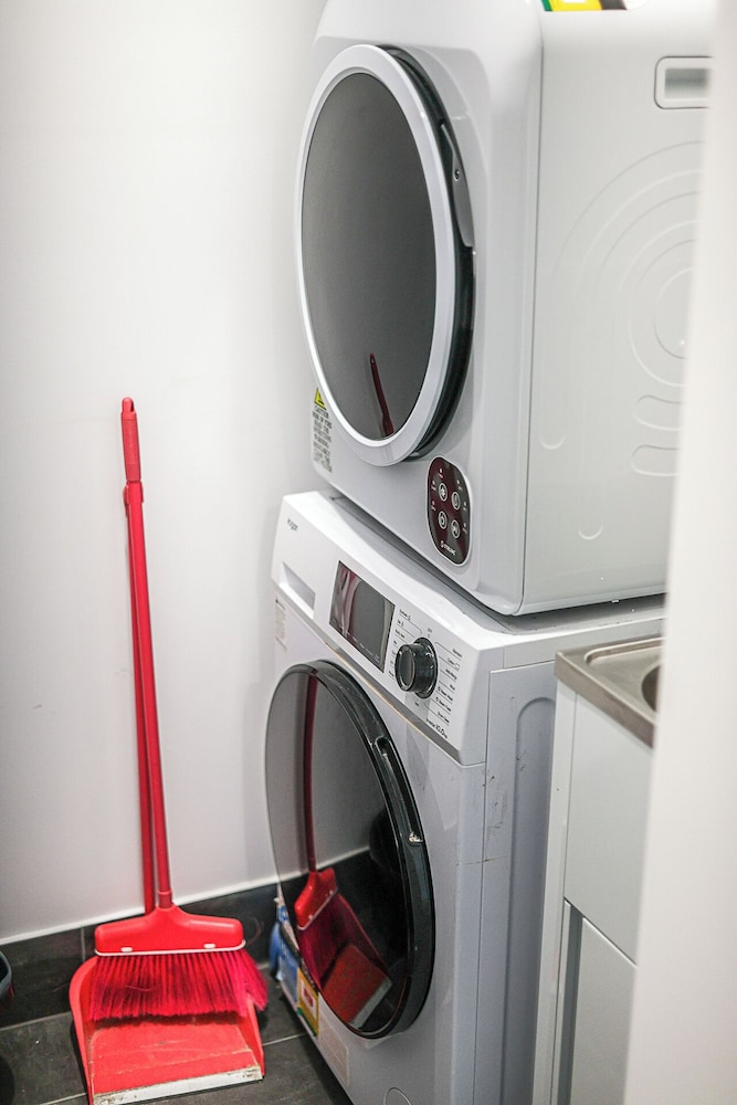 StayAU Fresh Modern 5BR Retreat Netflix in Berwick